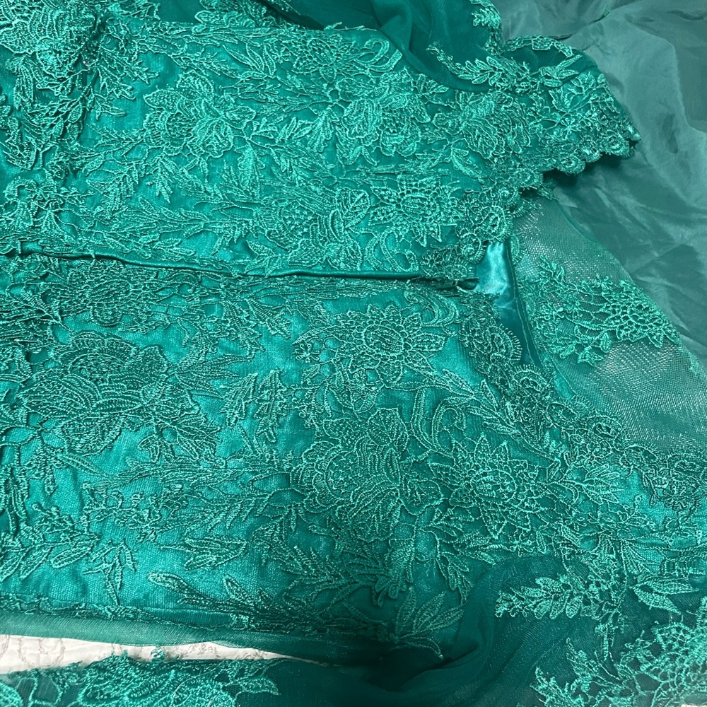 Long Green Color Gown Size 6-8 - Picture 8 of 16